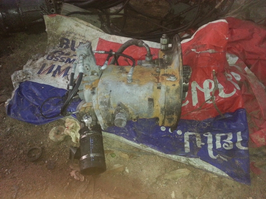 ขายด่วน ปั้มท้ายเครื่อง HITACHI EX200-3 เม็กปั้ม