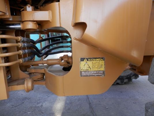 รถตักล้อยางCATERPILLAR 910F เก่านอกใช้งาน(11112ช.ม)