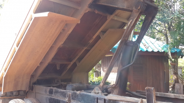 ขายด่วนไอ้หลงสองเพลาดั้มสิบสปีด FN527MA  195แรงสภาพพร้อมใช้โทร0801515451