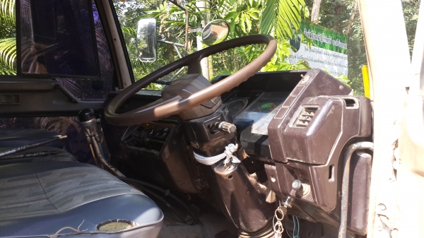 ขายด่วนไอ้หลงสองเพลาดั้มสิบสปีด FN527MA  195แรงสภาพพร้อมใช้โทร0801515451