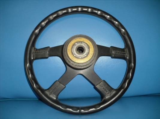 ขายพวงมาลัย momo แท้ made in italy สภาพสวย เส้นผ่าศูนย์กลาง15" ใส่ได้ทั้งรถเก่ง รถกะบะ