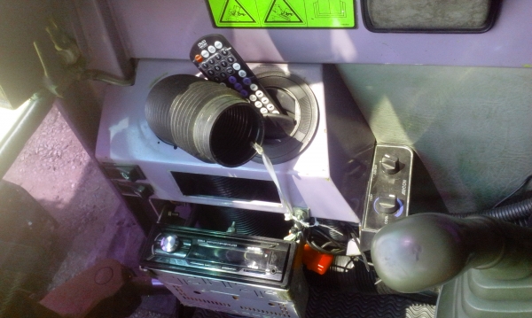 ขายด่วน HITACHI EX30-2  ลดราคาอยากขาย 360,000 โทรเลย 089-0614599