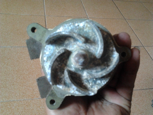 ขายปั๊มน้ำสำหรับรถแต่งหม้อน้ำอยู่หลัง