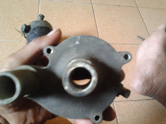 ขายปั๊มน้ำสำหรับรถแต่งหม้อน้ำอยู่หลัง