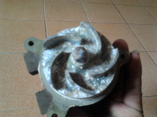 ขายปั๊มน้ำสำหรับรถแต่งหม้อน้ำอยู่หลัง