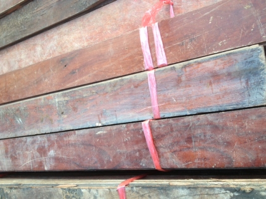 ไม้ปาเก้ไม้มะค่าสภาพไม้สวยๆครับเป็นไม้มะค่า  หน้า 4 นิ้ว  ขายเป็นตารางเมตรครับ