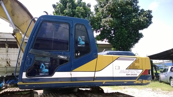 รถแบคโฮ ยี่ห้อ KOBELCO รุ่น SK200 MARK 3