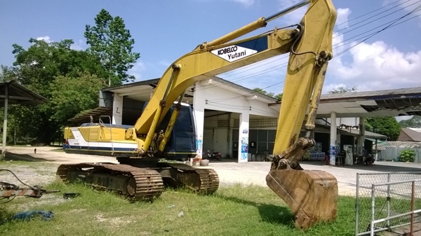 รถแบคโฮ ยี่ห้อ KOBELCO รุ่น SK200 MARK 3