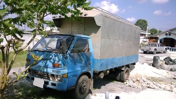 รถบรรทุก 6 ล้อ ยี่ห้อ ISUZU