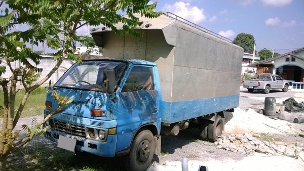 รถบรรทุก 6 ล้อ ยี่ห้อ ISUZU