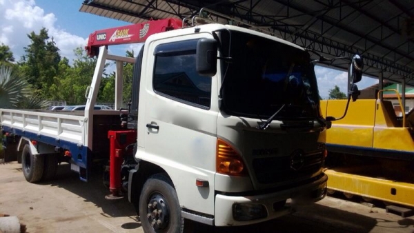 รถฮีโน่ 6 ล้อ FC9J ติดเครน 3.50 ตัน.  175 แรงม้า. ปี 52  สนใจติดต่อ 081 - 6079515