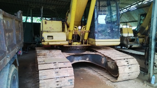 PC200-6 ซีเรียลสูง 90460 รถดีซ่อมถึง..ไฟฟ้าครบ มีเล่มทะเบียน.รถไม่เคยลงน้ำเค็ม เฟมสวย.....