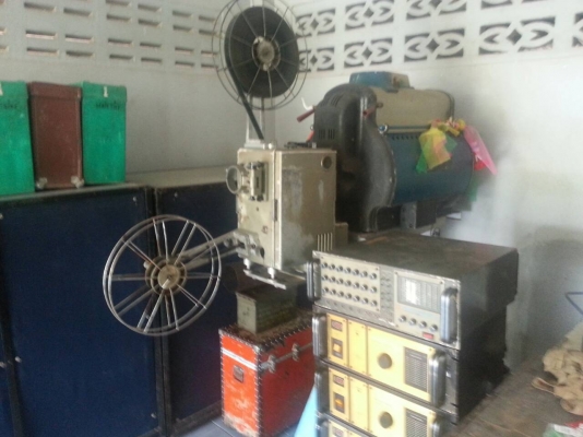 ขายเครื่องเสียงชุดพร้อมอุปกรณ์เครื่องฉายหนังและหนัง 2 เรื่อง