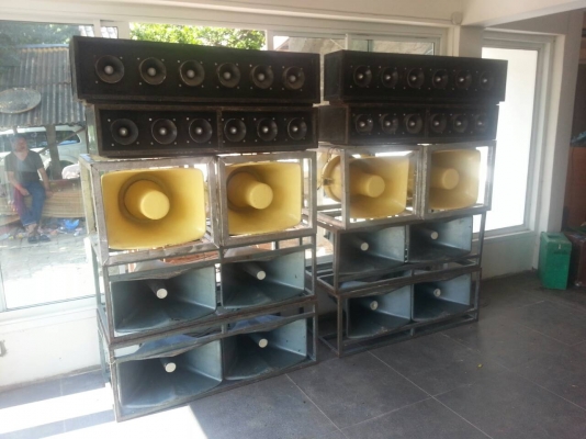 ขายเครื่องเสียงชุดพร้อมอุปกรณ์เครื่องฉายหนังและหนัง 2 เรื่อง