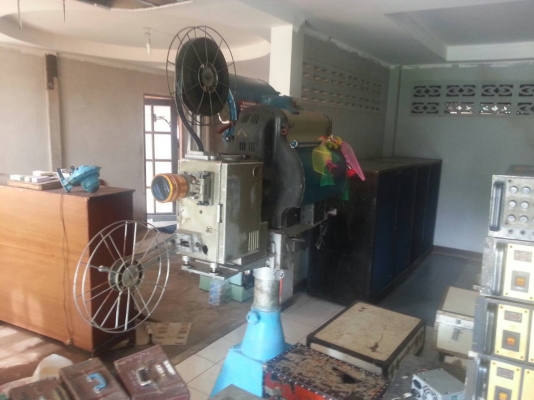 ขายเครื่องเสียงชุดพร้อมอุปกรณ์เครื่องฉายหนังและหนัง 2 เรื่อง