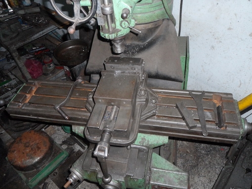 ขายครับขายเครื่องมิลลิ่ง m2 round tower ไต้หวัน อุปกรณ์ยกชุด พร้อมใช้ 45000 บาท ช่างเอก 0814583376 , 029945332