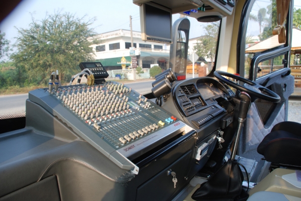 ขายรถบัส 2 ชั้น Isuzu VIP ผ่านเทสเอียงแล้ว