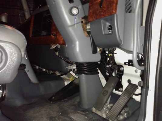 ขายรถบรรทุก6ล้อ. มิซูบิชิ ฟูโซ่ 240turbo คอมมาลเรล รถห้าง เข้าศูนย์ตลอด มีลิฟท้าย พร้อมทำงานครับ