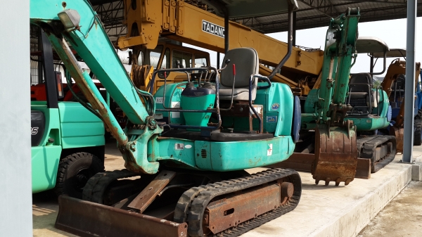 ขาย รถขุดแทรคยาง KOBELCO PC 20 ราคา 290,000 โทร 081-8507085 (เอ)