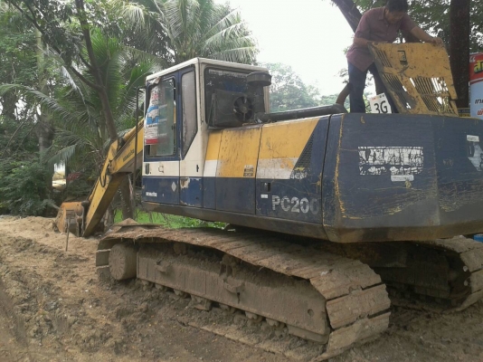 ขายรถแบ็คโฮ komatsu pc 200 - 5 ไฟฟ้าตัดกล่องอยู่ เอกสารเล่มทะเบียน