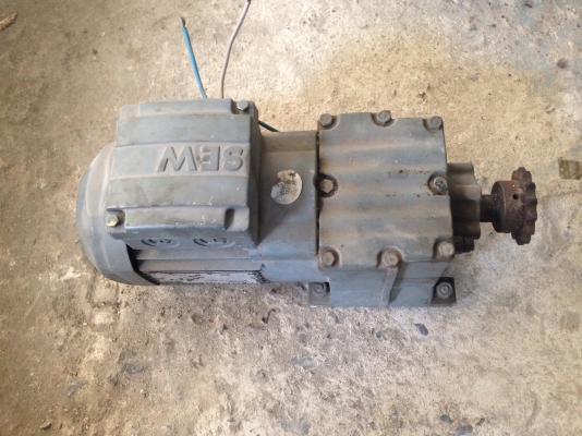 ขายมอเตอร์เกียร์ SEW 1/4 HP. 380 V อัตราทด 1:24 เพลาออกประมาณ 55 รอบต่อนาที สภาพสวย พร้อมใช้งาน