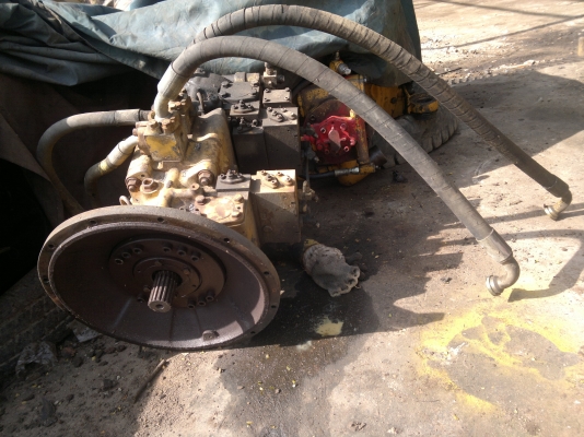 ขายครับ ปั๊มท้าย KOMATSU 200-3 สนใจโทรสอบถามได้นะครับ