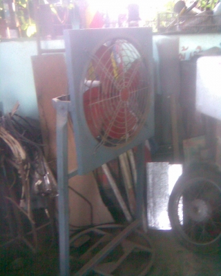 พัดลมตัวใหญ่พร้อมแท่นหมุนได้