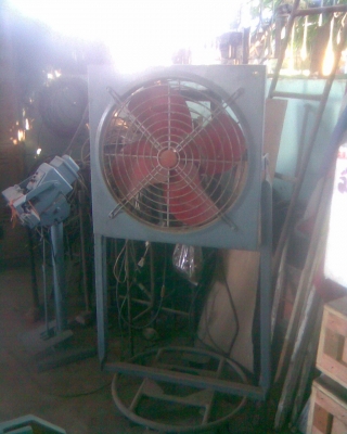 พัดลมตัวใหญ่พร้อมแท่นหมุนได้