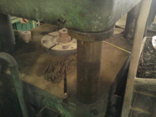 เครื่องอัดไฮโดรริก ตัวใหญ่ความสูงเกือบ 3 เมตรครับตัวใหญ่ครับ งานหนักๆสบายครับตัวนี้สั่งทำไว้ใช้เองเมื่อ เกือบ 30 ปีที่แล้วครับ  มอเตอร์ 7  แรงครับสนใจสอบถามได้ครับ