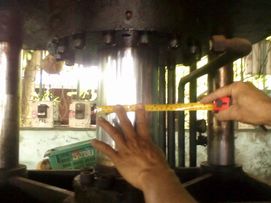 เครื่องอัดไฮโดรริก ตัวใหญ่ความสูงเกือบ 3 เมตรครับตัวใหญ่ครับ งานหนักๆสบายครับตัวนี้สั่งทำไว้ใช้เองเมื่อ เกือบ 30 ปีที่แล้วครับ  มอเตอร์ 7  แรงครับสนใจสอบถามได้ครับ