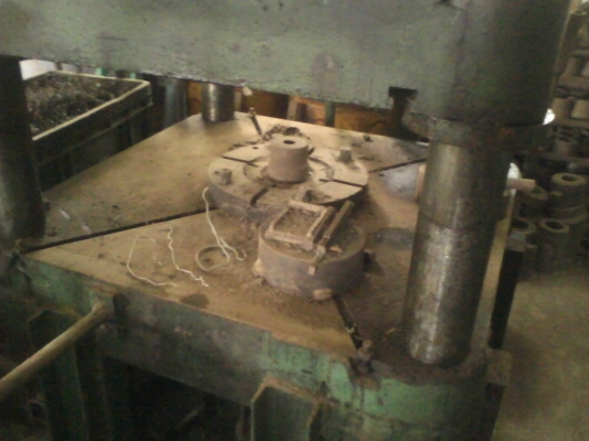 เครื่องอัดไฮโดรริก ตัวใหญ่ความสูงเกือบ 3 เมตรครับตัวใหญ่ครับ งานหนักๆสบายครับตัวนี้สั่งทำไว้ใช้เองเมื่อ เกือบ 30 ปีที่แล้วครับ  มอเตอร์ 7  แรงครับสนใจสอบถามได้ครับ