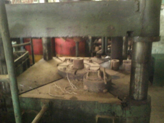 เครื่องอัดไฮโดรริก ตัวใหญ่ความสูงเกือบ 3 เมตรครับตัวใหญ่ครับ งานหนักๆสบายครับตัวนี้สั่งทำไว้ใช้เองเมื่อ เกือบ 30 ปีที่แล้วครับ  มอเตอร์ 7  แรงครับสนใจสอบถามได้ครับ