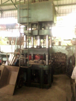 เครื่องอัดไฮโดรริก ตัวใหญ่ความสูงเกือบ 3 เมตรครับตัวใหญ่ครับ งานหนักๆสบายครับตัวนี้สั่งทำไว้ใช้เองเมื่อ เกือบ 30 ปีที่แล้วครับ  มอเตอร์ 7  แรงครับสนใจสอบถามได้ครับ