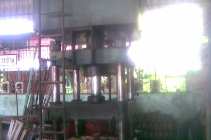 เครื่องอัดไฮโดรริก ตัวใหญ่ความสูงเกือบ 3 เมตรครับตัวใหญ่ครับ งานหนักๆสบายครับตัวนี้สั่งทำไว้ใช้เองเมื่อ เกือบ 30 ปีที่แล้วครับ  มอเตอร์ 7  แรงครับสนใจสอบถามได้ครับ