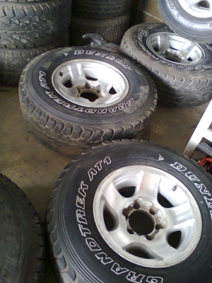 R15X8.5 ET-5 6/139 ยาง31X10.5 มีกินข้าง2เส้นไม่สวย