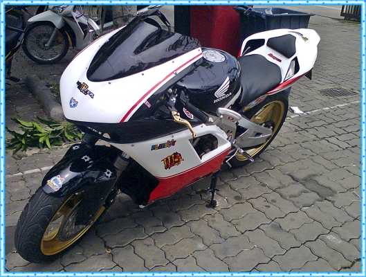 ขาย CBR400 ปี89 แฟริ่งแต่ง Ducati1198 ทะเบียนแท้ บริการส่งทั่วไทย