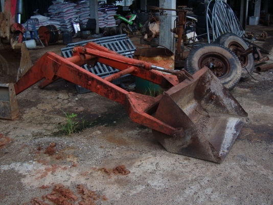 บุ้งกีติดรถไถ