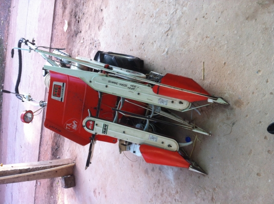 ธานา// กาฬสินธุ์ รถเกี่ยวข้าวเดินตามคูโบต้า ธานา// กาฬสินธุ์ รถเกี่ยวข้าวเดินตามคูโบต้า