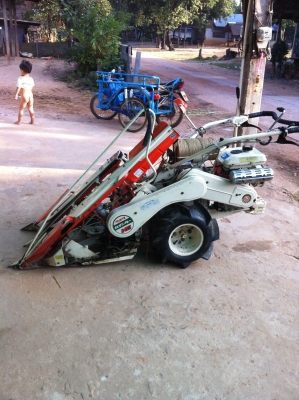 ธานา// กาฬสินธุ์ รถเกี่ยวข้าวเดินตามคูโบต้า ธานา// กาฬสินธุ์ รถเกี่ยวข้าวเดินตามคูโบต้า