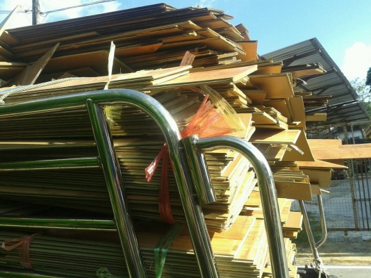 ไม้พื้นลามิเนตหน้า 8 นิ้วเป็นของเยอรมันครับขายถุกครับตารางเมตรละ 150 บาทครับ มีหลายตารางเมตรครับด่วนๆครับ