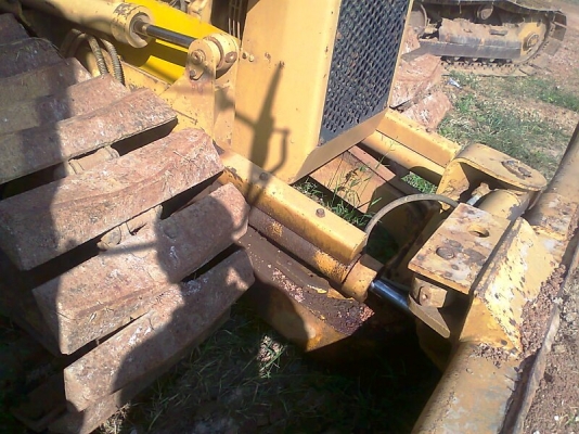 แทรคเตอร์ CAT D3 B ตีนเป็ด ใบมีด 6 ทิศทาง ช่วงล่าง 85\%