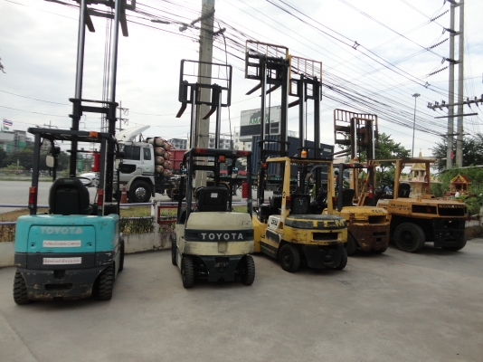 ขายรถ nissan fg25 แก็ส + นั้ามัน(2.5 TON) เสา 4 เมตร