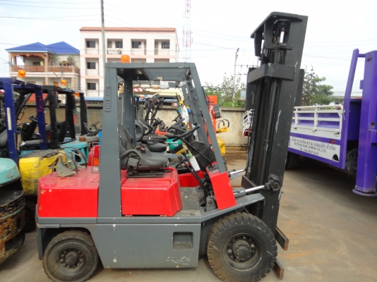 ขายรถ nissan fg25 แก็ส + นั้ามัน(2.5 TON) เสา 4 เมตร