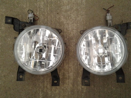 ขายไฟตัดหมอก SUBARU  1 คู่  สภาพดีไม่แตกไม่ร้าว