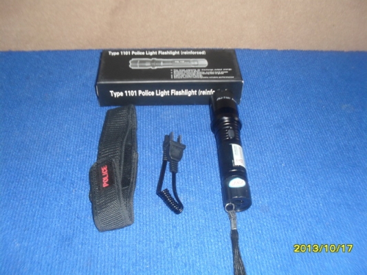 ไฟฉายพกพา ป้องกันตัวยามฉุกเฉิน  สปารค์ ได้.และชารต์ไฟ 220 v ไม่ต้องเปลี่ยนถ่าน +ซองดำ