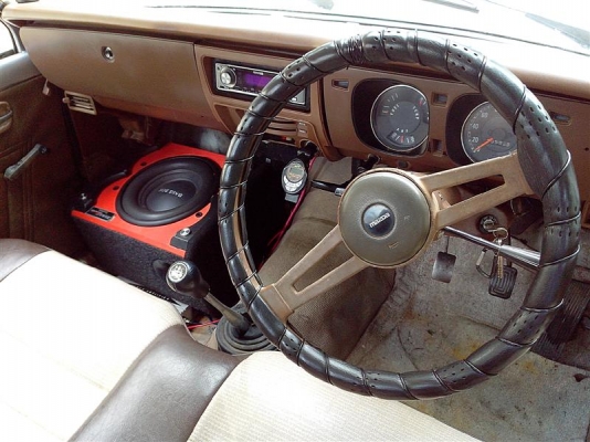 ชายมาสด้า1000 รถแทบไม่ผุเลยคับ ชายมาสด้า1000 รถแทบไม่ผุเลยคับ