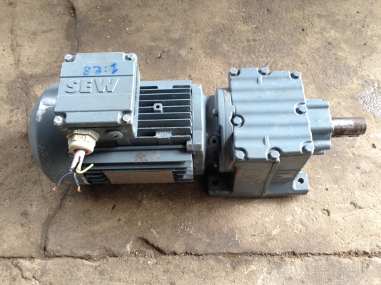 ขายมอเตอร์เกียร์ SEW 3/4 HP. 380 V อัตราทด 1:29 เพลาออกประมาณ 47 รอบ ต่อนาที สภาพสวยมาก พร้อมใช้งาน