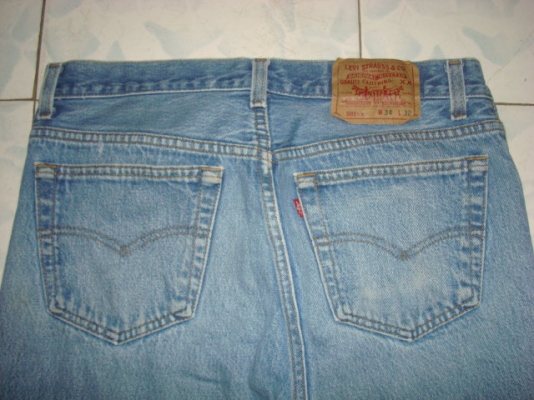 # 9077 # ยีนส์ Levi's 501 ผ้าทราย ของแท้ มือสอง เอว 33นิ้วครึ่ง ยาว 27นิ้วครึ่ง เนื้อทรายสวย ตะเข็บสวย made in usa