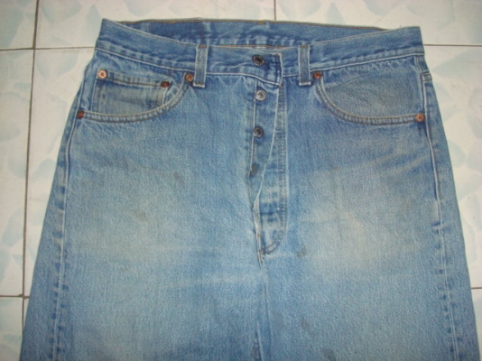 # 9077 # ยีนส์ Levi's 501 ผ้าทราย ของแท้ มือสอง เอว 33นิ้วครึ่ง ยาว 27นิ้วครึ่ง เนื้อทรายสวย ตะเข็บสวย made in usa