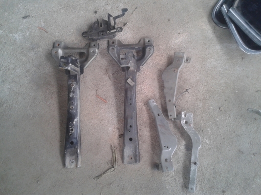 ขายเสาเหล็กค้ำคานหน้าและตัวล๊อคฝากระโปรงหน้า A31